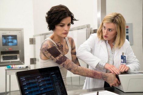 BLINDSPOT -- "Pilot" -- Pictured: (l-r) Jaimie Alexander as Jane Doe, Ashley Johnson as Patterson -- (Photo by: Virginia Sherwood/NBC)