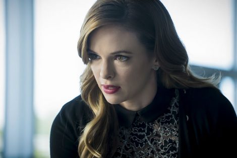 Caitlin tests out her new powers (Source: The CW)